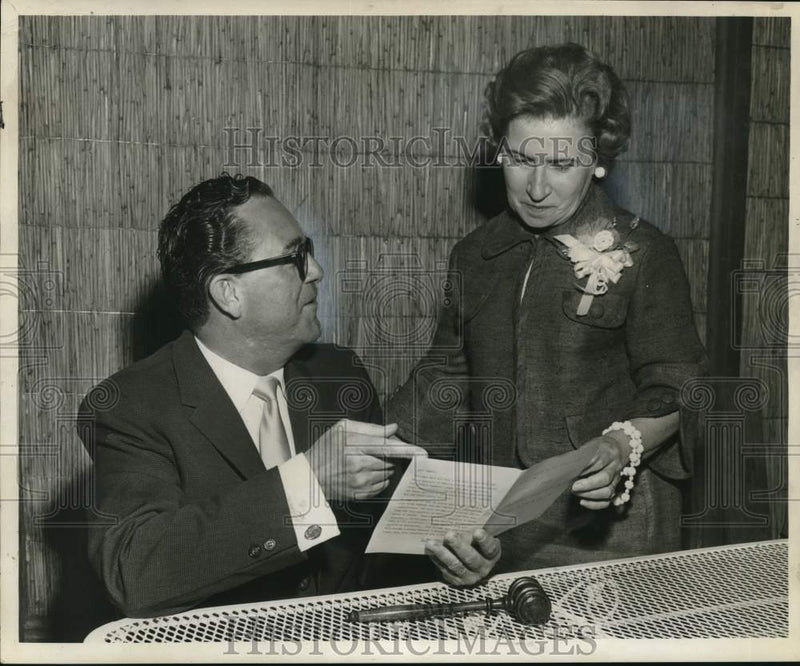 Load image into Gallery viewer, 1961 Press Photo New officers of Hotel Greeters of America. - noc63514
