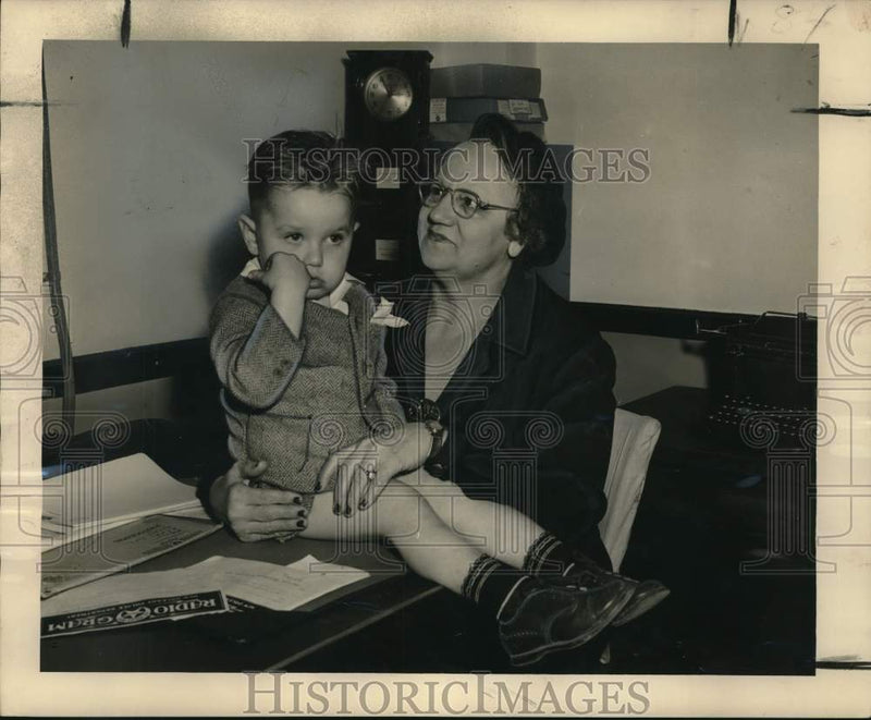Load image into Gallery viewer, 1949 Press Photo Kaye Victory comforting Billy, A lost boy- New Orleans Police
