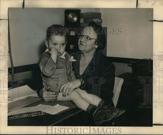 1949 Press Photo Kaye Victory comforting Billy, A lost boy- New Orleans Police
