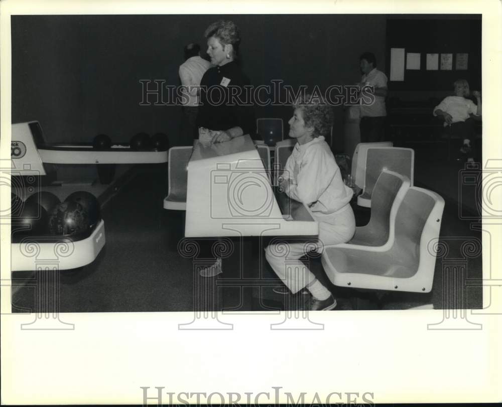 1990 Press Photo Marlene Sobkowich &amp; Barbara Burr at Tiffany Lanes Bowling- Historic Images