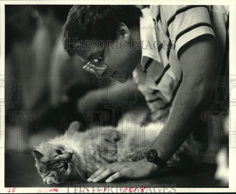 1986 Press Photo Doug Salzer with his Persian cat Bogey at SPCA Cat Show