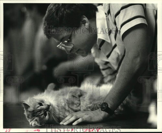 1986 Press Photo Doug Salzer with his Persian cat Bogey at SPCA Cat Show
