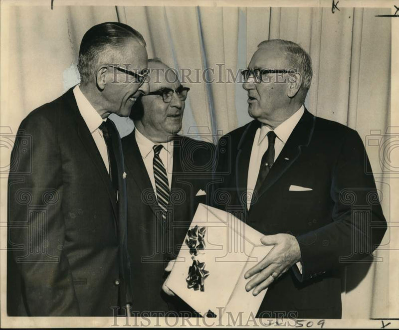 Load image into Gallery viewer, 1965 Press Photo R. M. Smith receives gift from W. A. Griffith and P. J. Laiche
