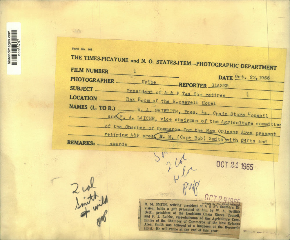 1965 Press Photo R. M. Smith receives gift from W. A. Griffith and P. J. Laiche