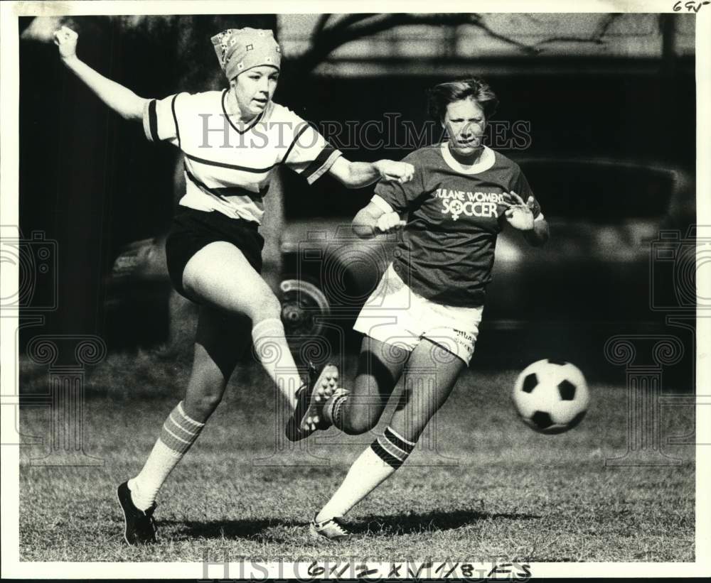 1978 Press Photo Lele Seidell, Charlotte Reinhardt play soccer in New Orleans- Historic Images