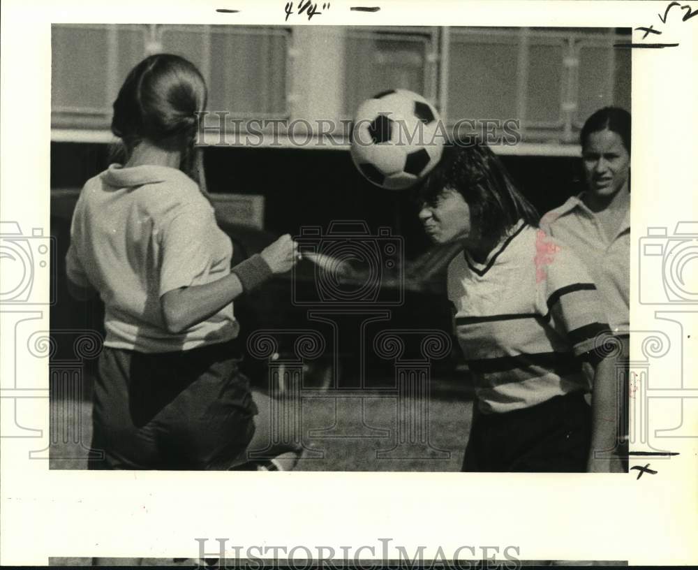 1978 Press Photo Woman hits soccer ball with her head on the soccer field- Historic Images