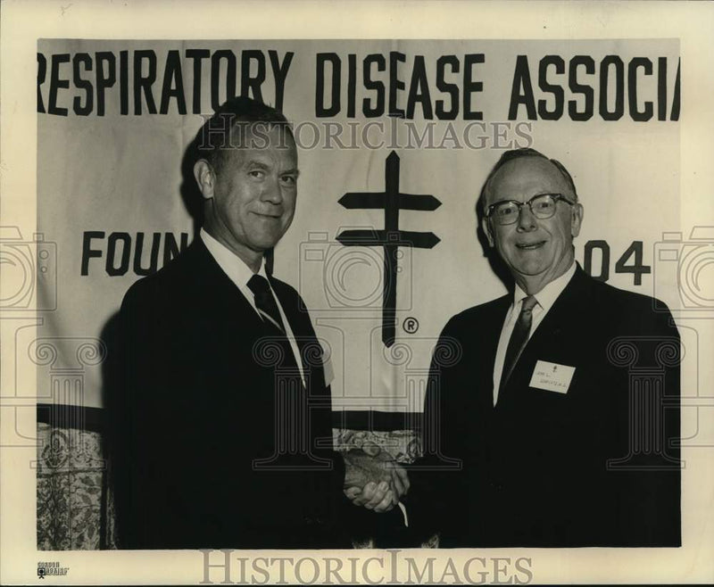 Load image into Gallery viewer, 1968 Press Photo Walter Snow, John Gompertz at Tuberculosis Association meeting
