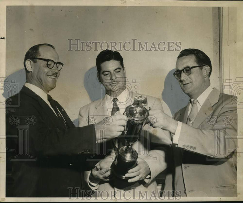 Load image into Gallery viewer, 1953 Press Photo Home Builders Association awards Paul Snow in New Orleans
