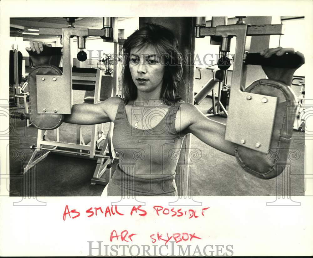 1986 Press Photo Karen Smith uses exercise machine at Lakeside Fitness Center- Historic Images