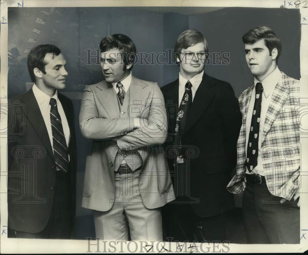 1976 Press Photo Football coach Larry Smith talks with Green Wave lettermen- Historic Images