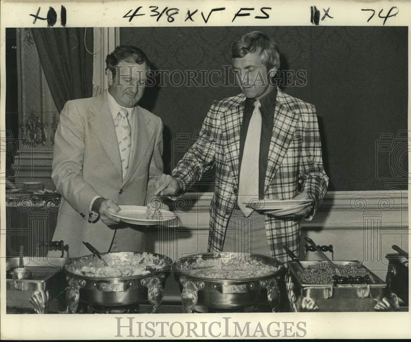 Load image into Gallery viewer, 1977 Press Photo Larry Smith serves Charlie McClendon at luncheon - noc63968
