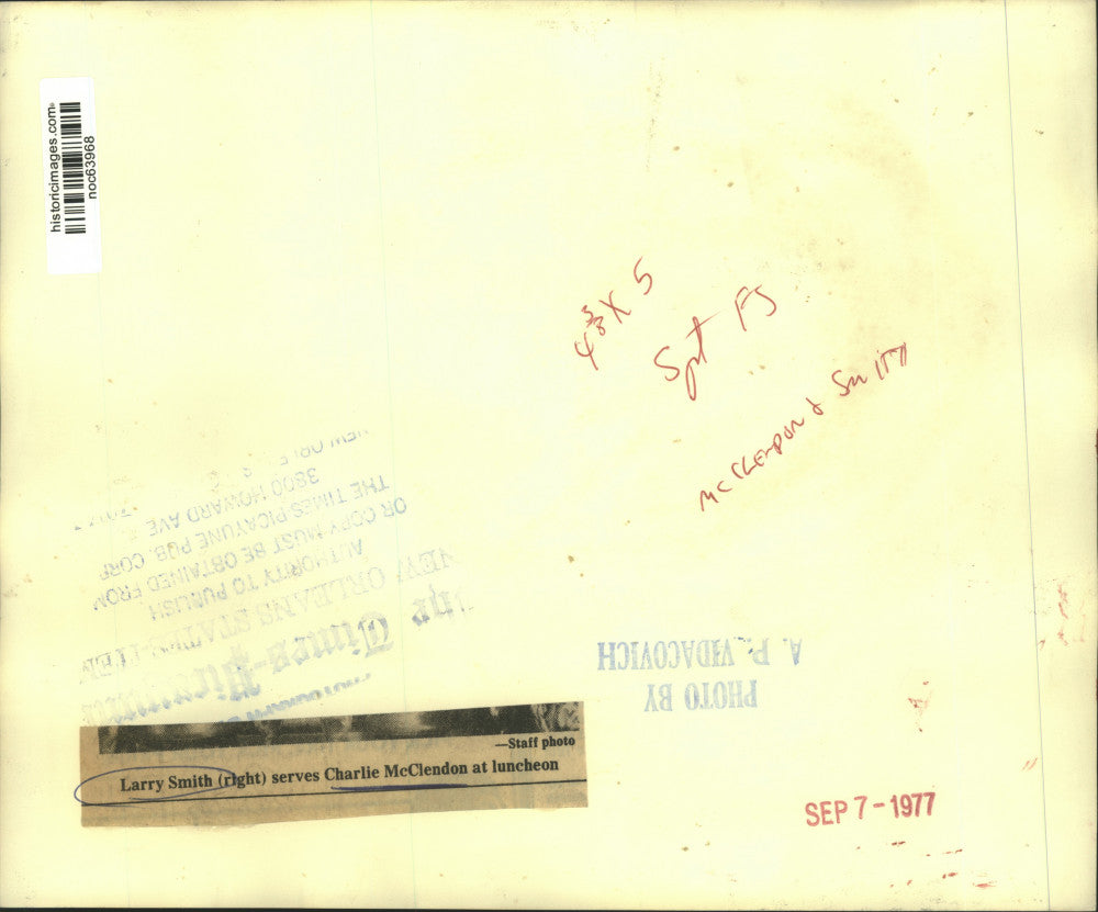 1977 Press Photo Larry Smith serves Charlie McClendon at luncheon - noc63968