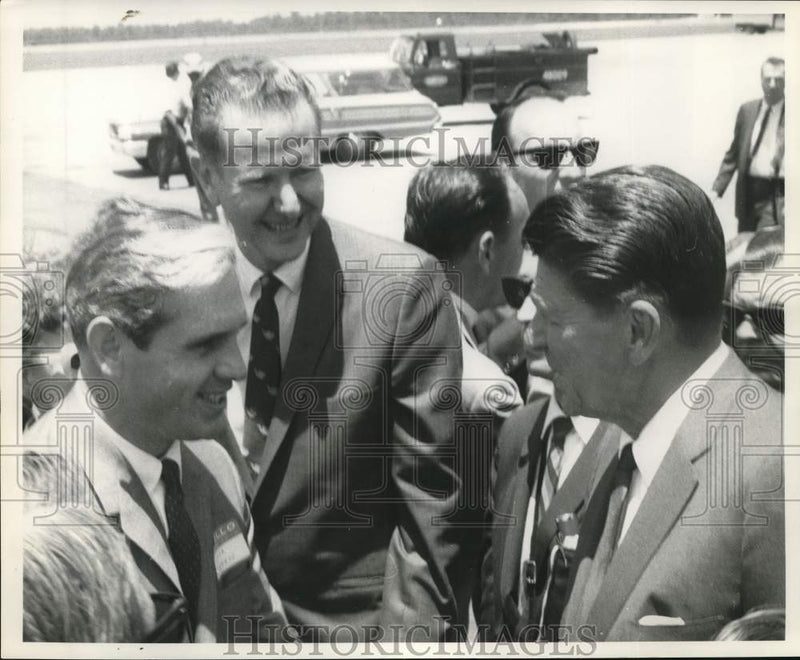 Load image into Gallery viewer, 1968 Press Photo Governor Ronald Reagan and Treen in New Orleans Airport

