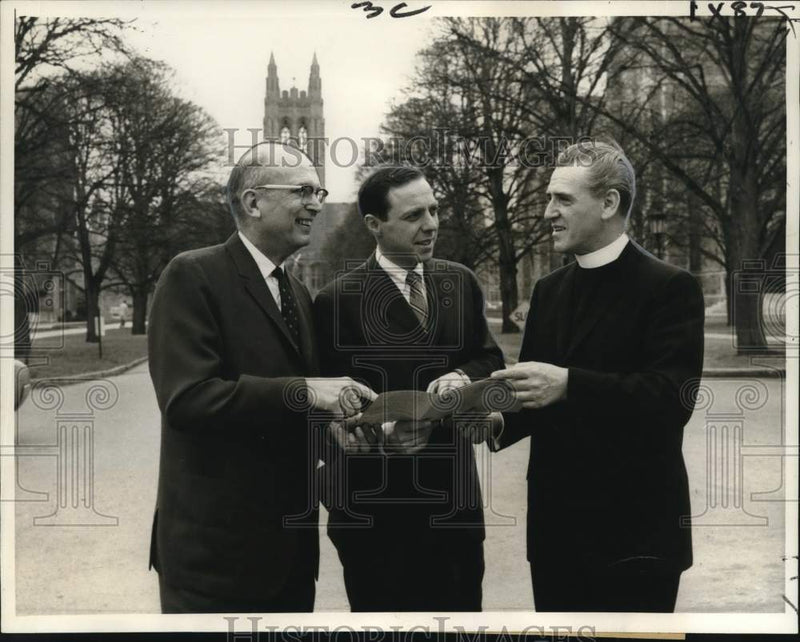 Load image into Gallery viewer, 1966 Press Photo Members of action committee set up by the franchising industry.
