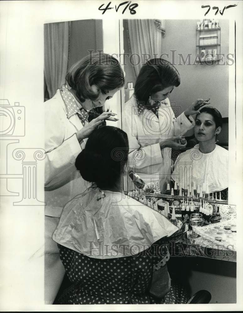 1976 Press Photo Adding a final touch to the freshly made-up face. - noc64007