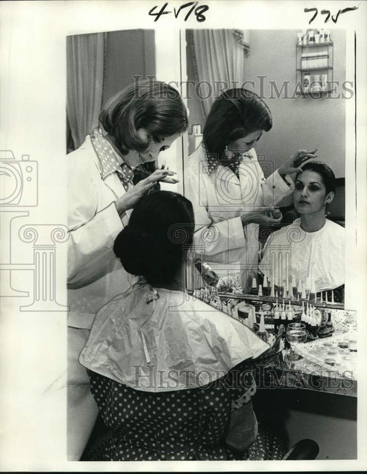 1976 Press Photo Adding a final touch to the freshly made-up face. - noc64007