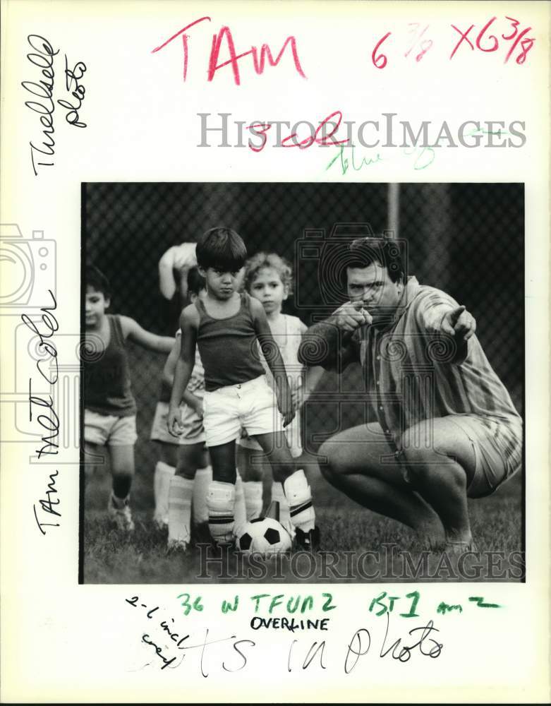 1989 Press Photo Assistant K. J. Lazenby gives some soccer pointers- Historic Images