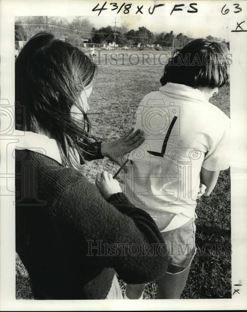 1977 Press Photo McGhee Girl&#39;s soccer team making a improvised jersey- Historic Images