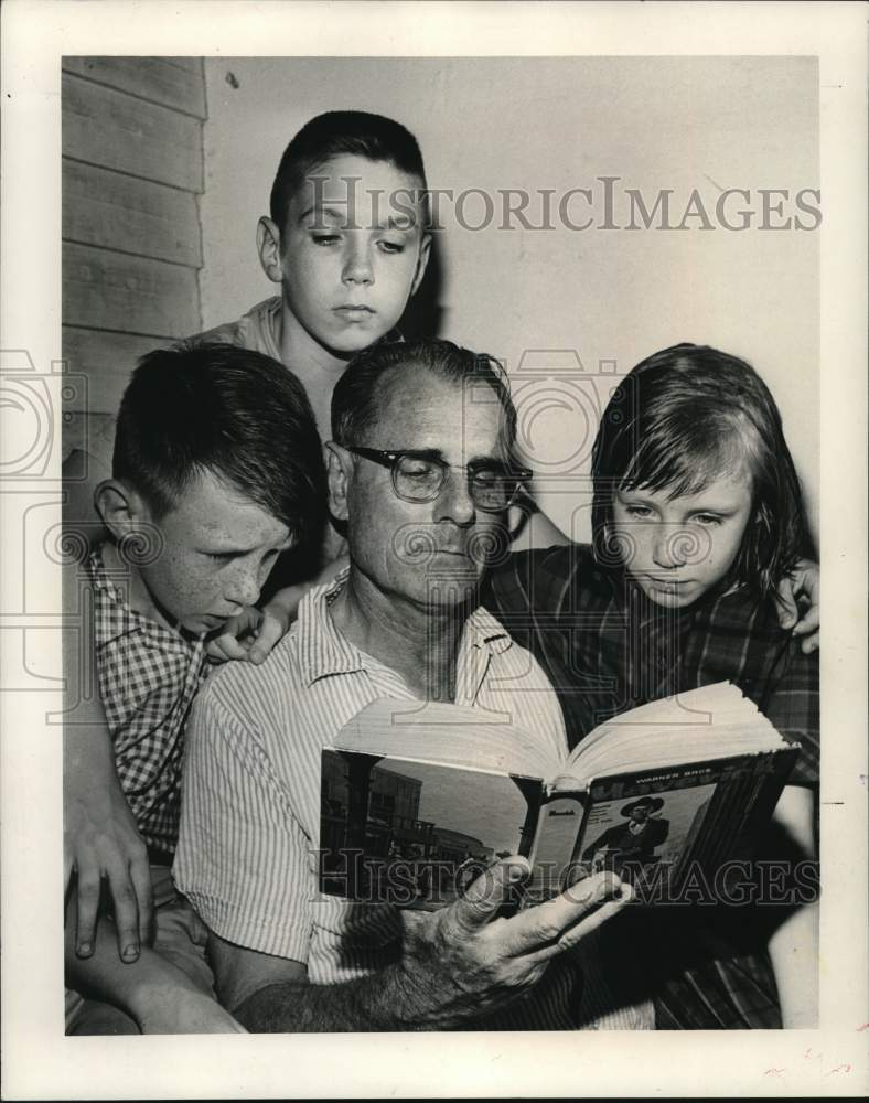 Load image into Gallery viewer, 1965 Press Photo Rupert M. McAlpin reads to Ronald, Allan and Karen - noc64313
