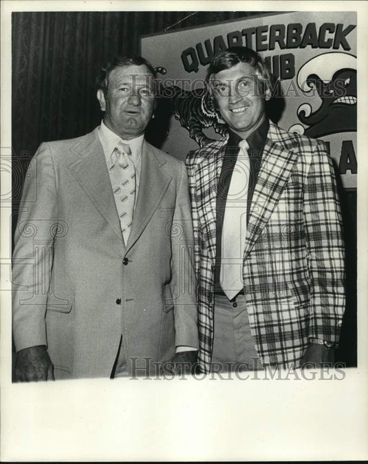 1977 Press Photo Charles Mack & Larry Smith at Quarterback Club Meet- Historic Images