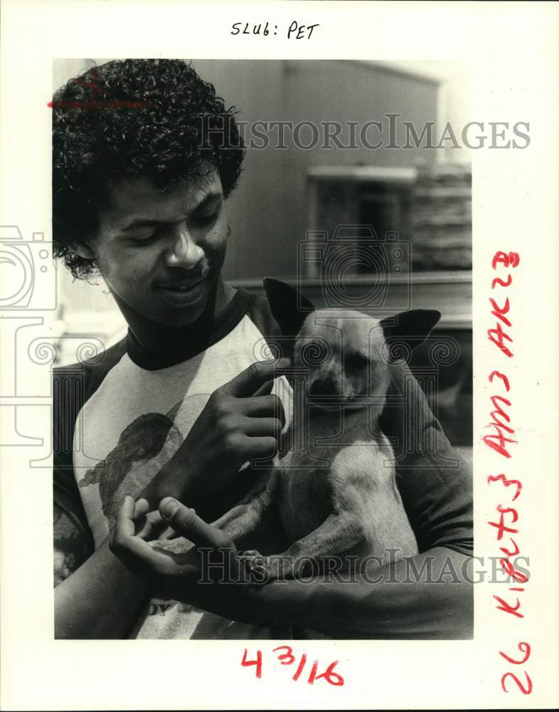 Load image into Gallery viewer, 1985 Press Photo Joe Ivey, a Jefferson SPCA adoption counselor, holds Prince
