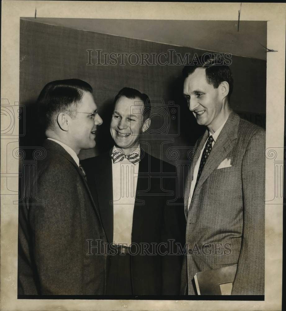 1955 Press Photo William N. Cox Jr. conferring with Gordon Gravelle, Wibur Smith
