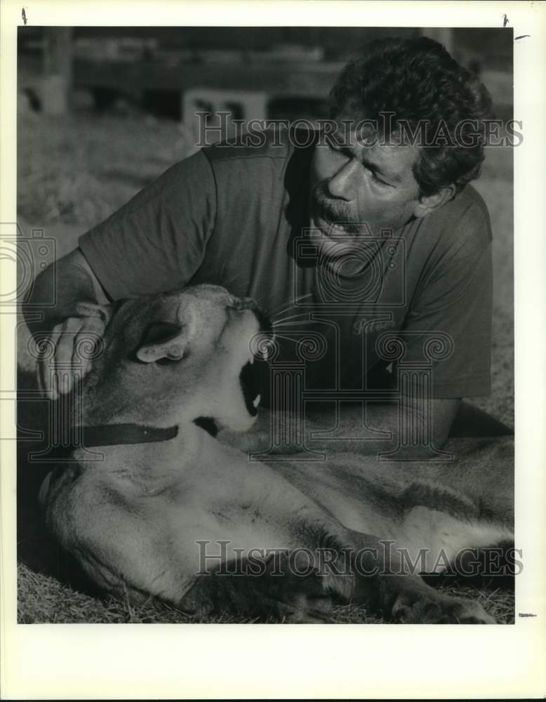 Load image into Gallery viewer, 1990 Press Photo Ed Smitherman, talks to his pet cougar, Samantha - noc64428
