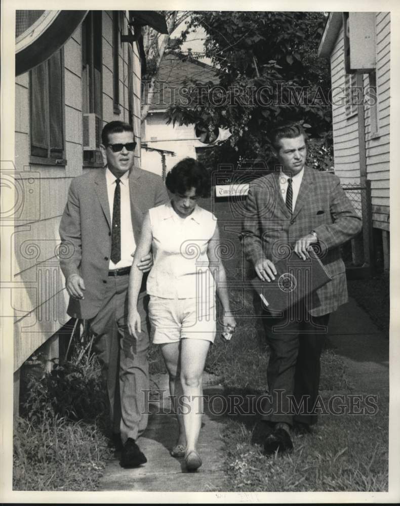 1968 Press Photo Sergeant Robert Hamilton arresting Mrs. Anthony G. Spadoni