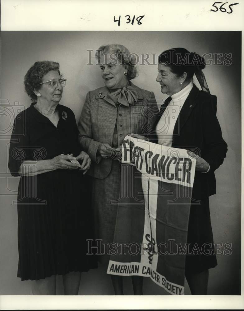 Load image into Gallery viewer, 1983 Press Photo "Day at the Races" of American Cancer Society at Fair Grounds
