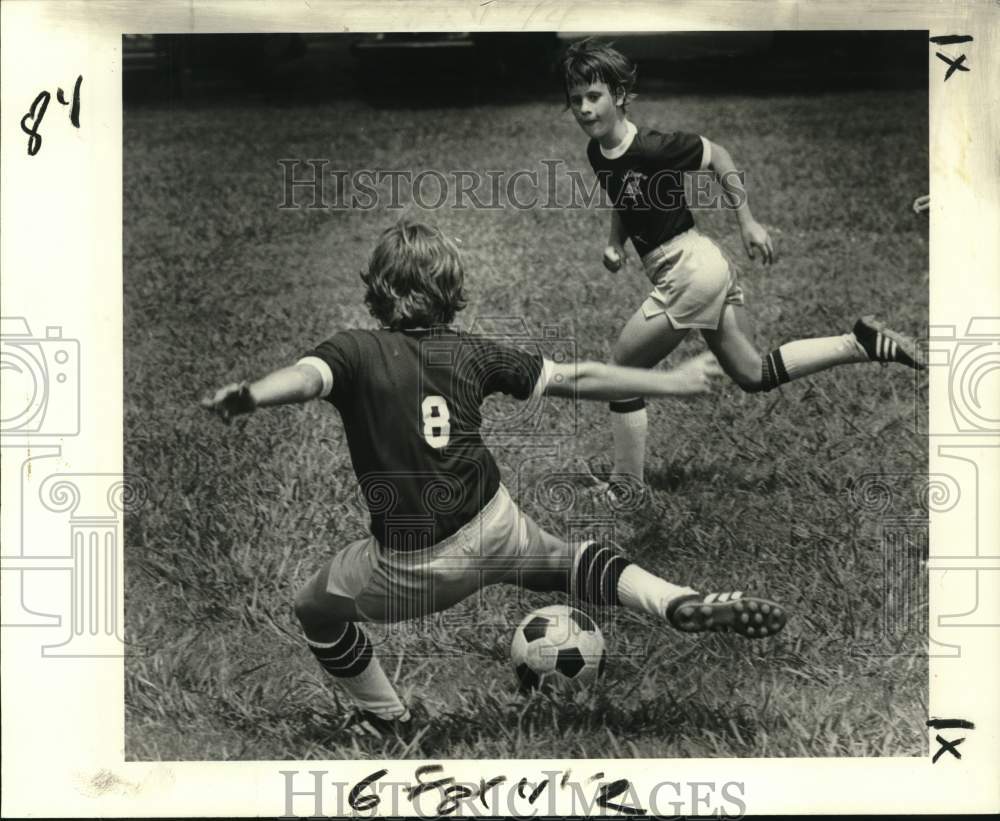 1980 Press Photo Lakeview&#39;s Andy LeBlanc shot goalward after Paul Brown- Soccer- Historic Images