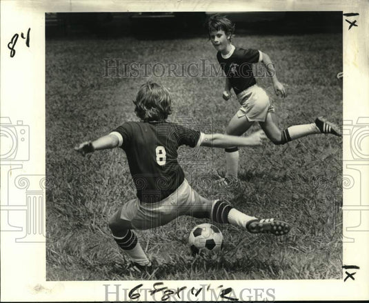 1980 Press Photo Lakeview's Andy LeBlanc shot goalward after Paul Brown- Soccer- Historic Images
