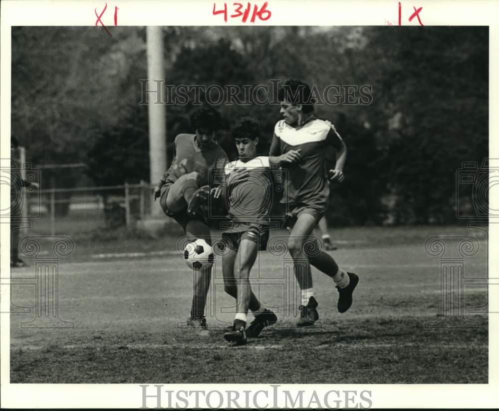 1986 Press Photo Teens battling for possession at local soccer match- Historic Images