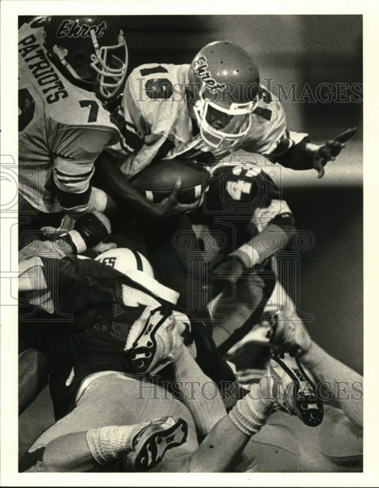 1984 Press Photo Leonard Valentine, Ehret quarterback runs into Shaw defenders- Historic Images