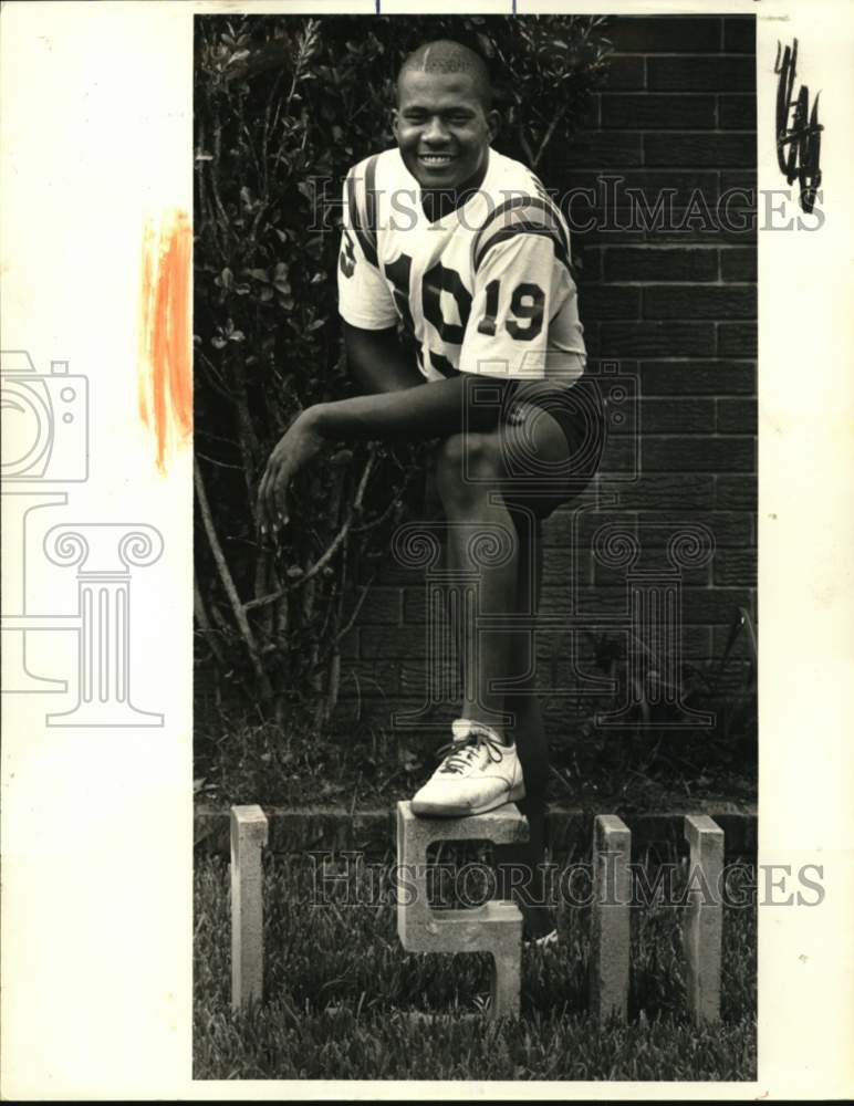 1986 Press Photo Leonard Valentine poses with his cinder block LSU - noc64858- Historic Images