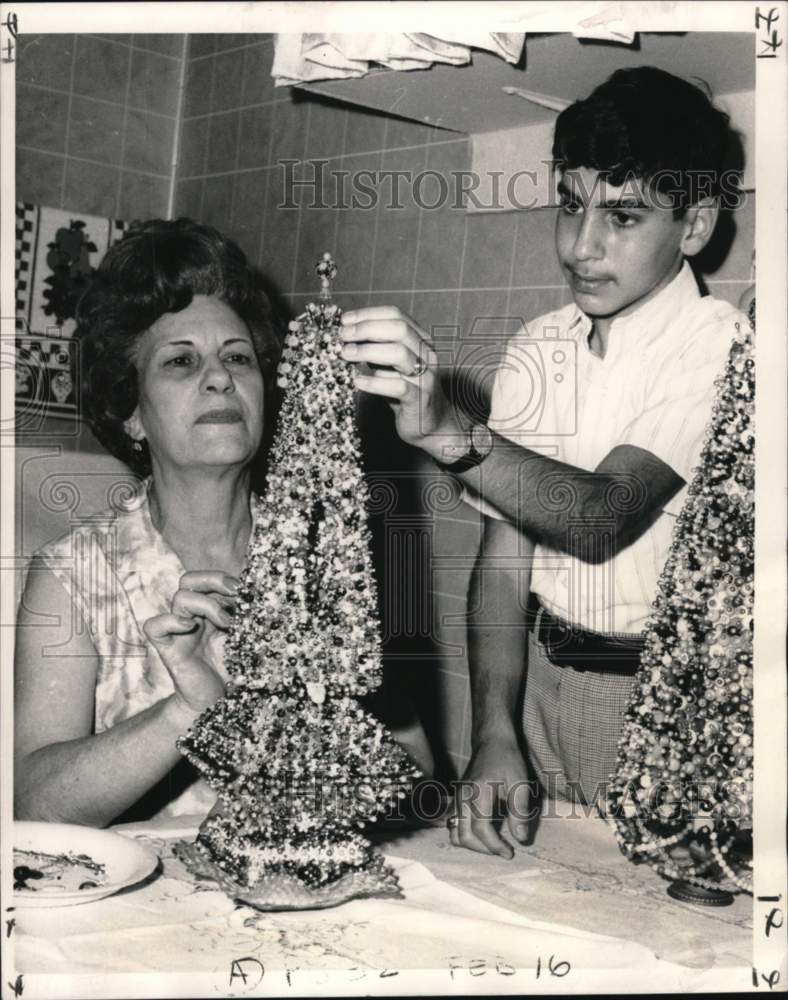 Load image into Gallery viewer, 1969 Press Photo Mrs. Anthony Vicari works on bead tree with Ralph Peperone
