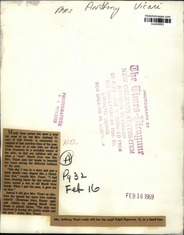 1969 Press Photo Mrs. Anthony Vicari works on bead tree with Ralph Peperone