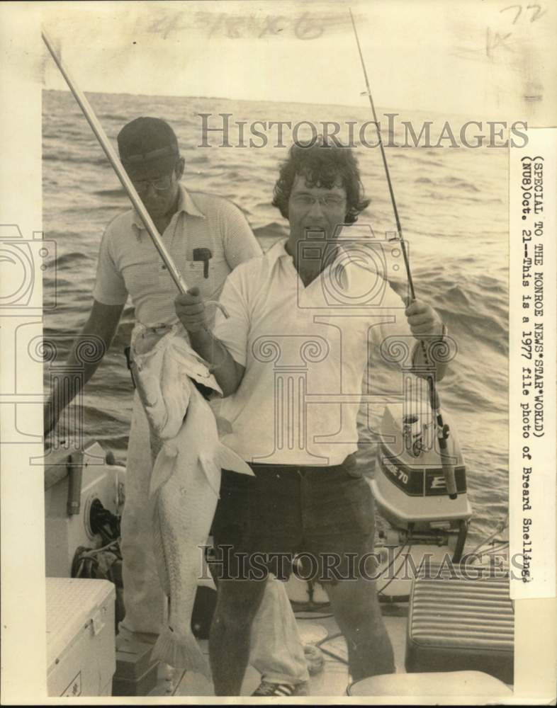 1977 Press Photo Outdoors writer Breard Snellings holding a 32 pound redfish- Historic Images