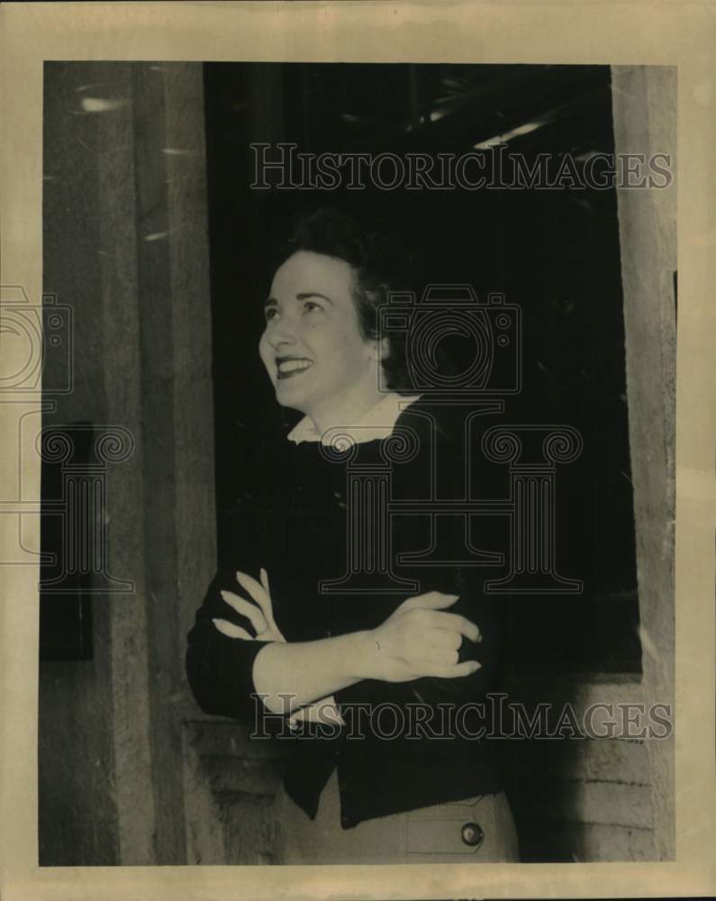 1958 Press Photo Unidentified woman enjoying the Snow in New Orleans