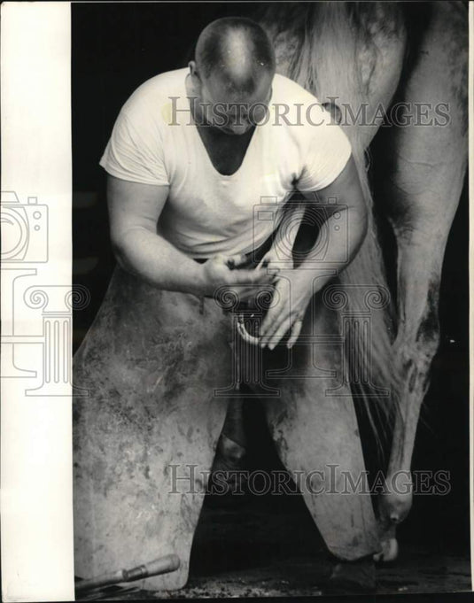 1972 Press Photo Edgar Smith, pulling off old horse shoe - noc65185- Historic Images