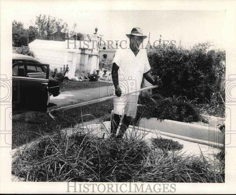 Load image into Gallery viewer, 1957 Press Photo Groundskeeper at the Valence Street Cemetery - noc65281
