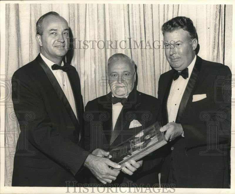 Load image into Gallery viewer, 1967 Press Photo Brent Award presentation at International House - noc65323
