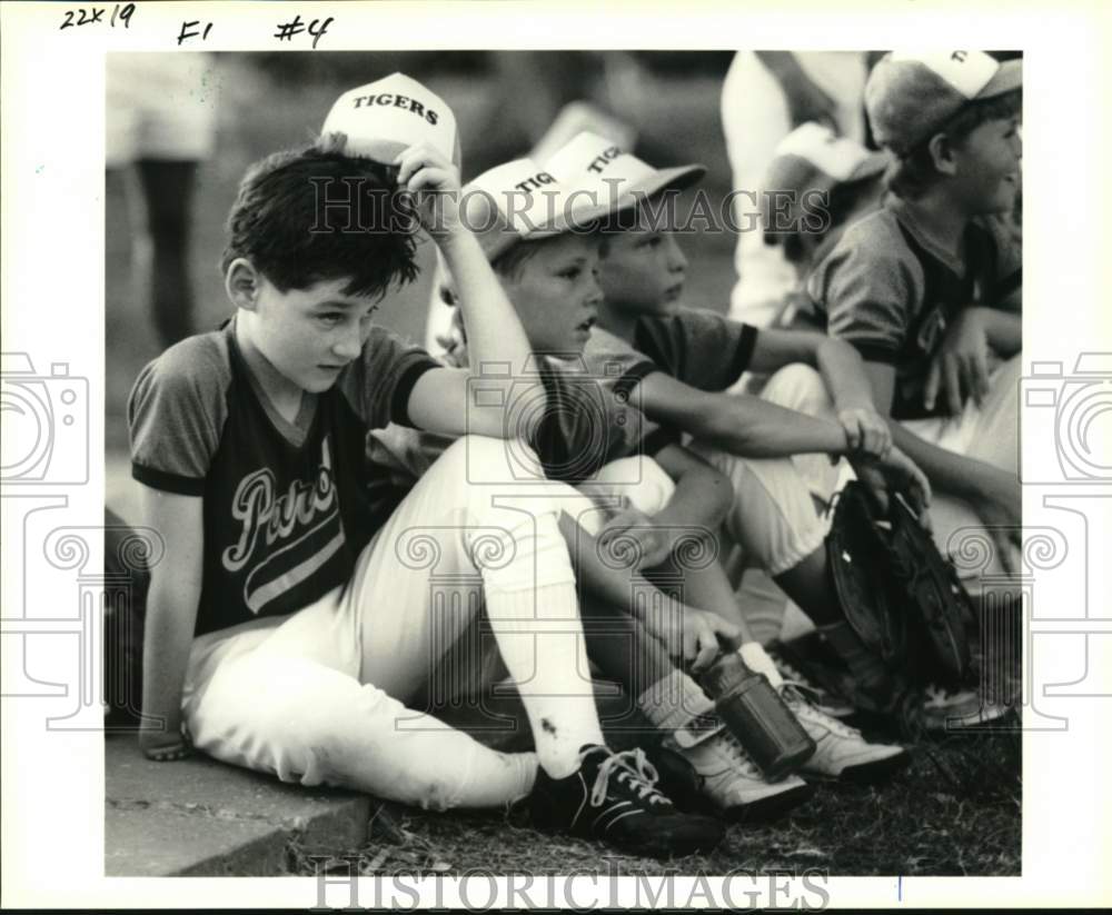 1990 Press Photo Members of Tigers baseball team watch on the sidelines- Historic Images