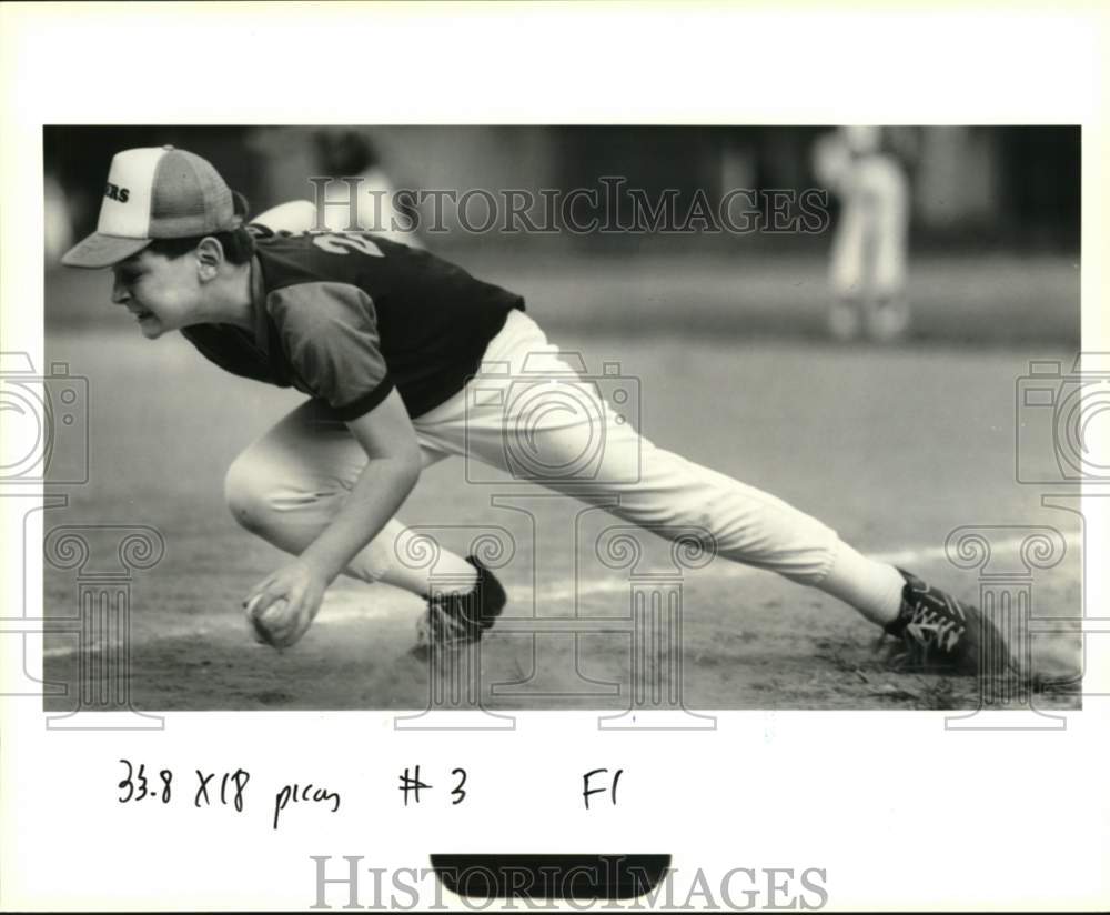 1990 Press Photo Jason Smith tries to beat runner to first base at PARD- Historic Images