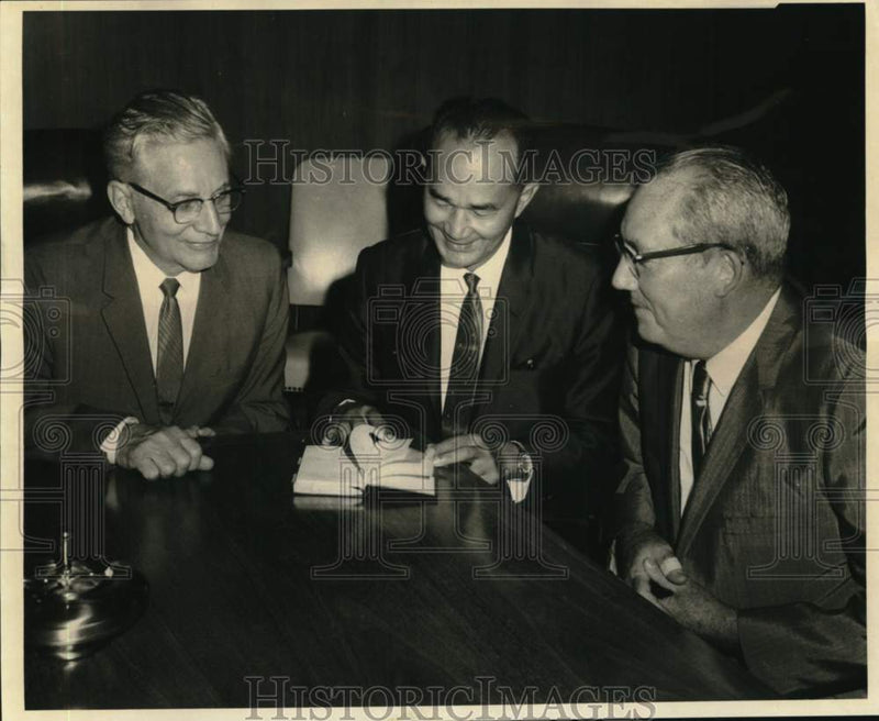 Load image into Gallery viewer, 1968 Press Photo Top Louisiana Bank Executives meeting at St. Charles
