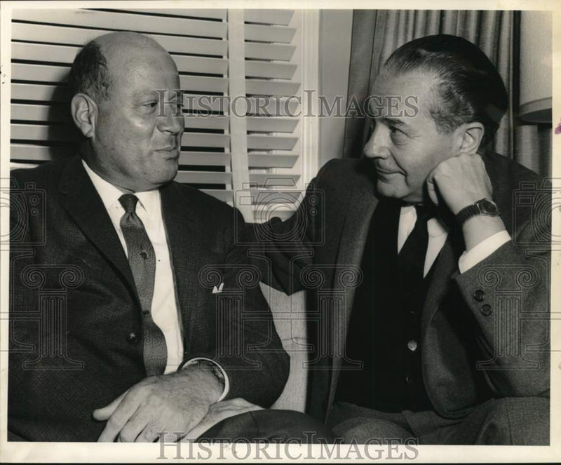 Load image into Gallery viewer, 1963 Press Photo Jacob Sklar conferring with Dr. Max Nussbaum at Roosevelt Hotel
