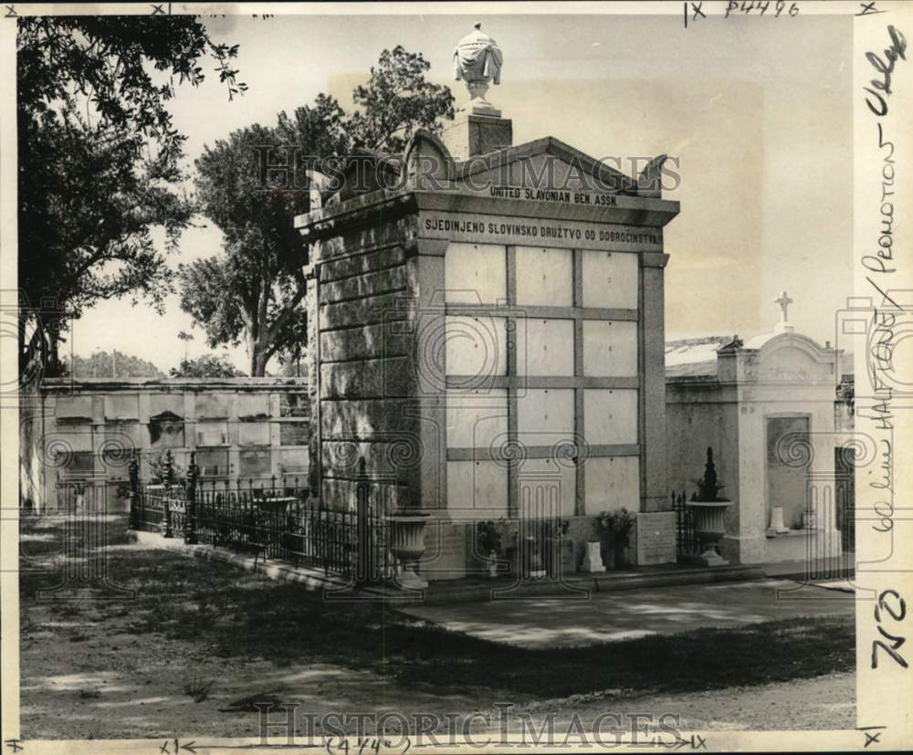 1967 Press Photo United Slavonian Benevolent Association's tomb in St. Louis