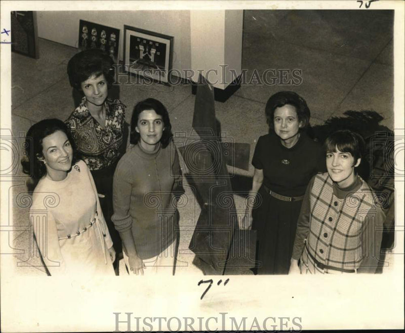 Load image into Gallery viewer, 1971 Press Photo Art Patrons examining sculpture at New Orleans Museum of Art
