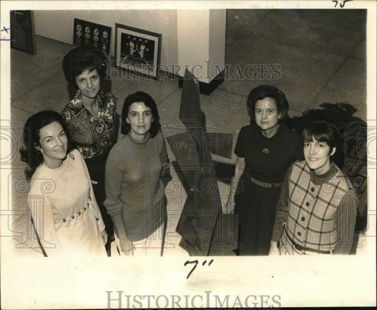 1971 Press Photo Art Patrons examining sculpture at New Orleans Museum of Art
