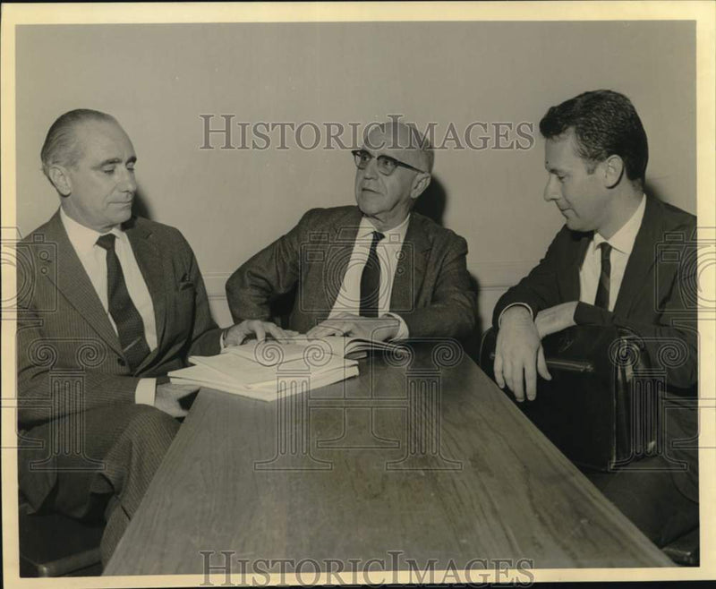 Load image into Gallery viewer, 1965 Press Photo Dr. Harold Valladao confers with W. Pimenta-Bueno &amp; Jose Diniz
