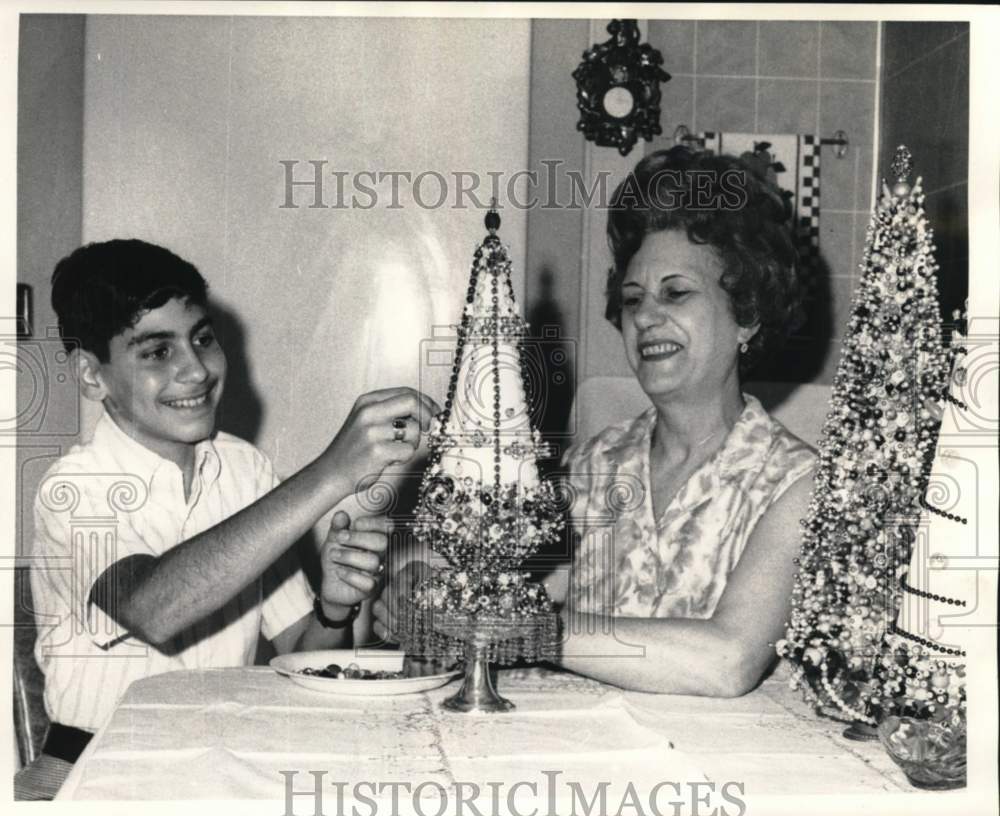 1969 Press Photo Mrs. Anthony Vicari of 5104 Fourth Street makes a beaded tree